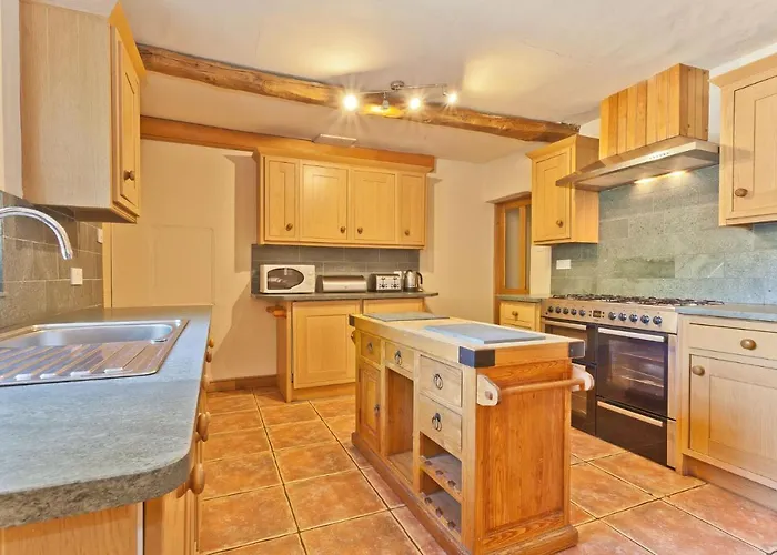 Bridge Cottages, Bridge House & Bridge Suite, Sleeps 12 * Coniston