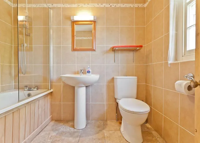 Bridge Cottages, Bridge House & Bridge Suite, Sleeps 12