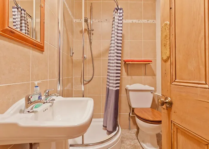 Bridge Cottages, Bridge House & Bridge Suite, Sleeps 12