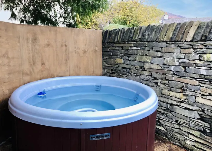 Bridge Cottages, Bridge House & Bridge Suite, Sleeps 12 *