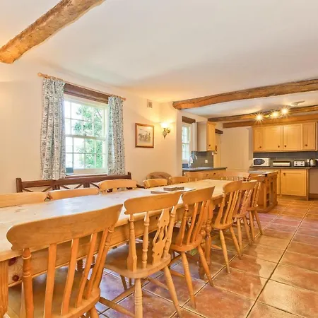 Nyaraló Bridge Cottages, Bridge House & Bridge Suite, Sleeps 12
