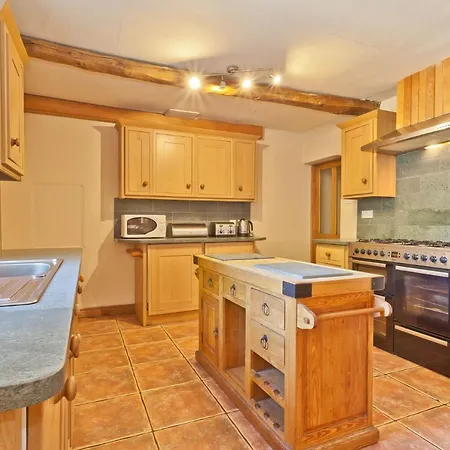 Bridge Cottages, Bridge House & Bridge Suite, Sleeps 12 * Coniston