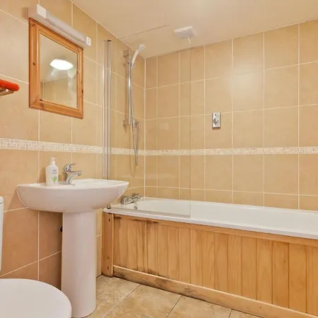 Bridge Cottages, Bridge House & Bridge Suite, Sleeps 12