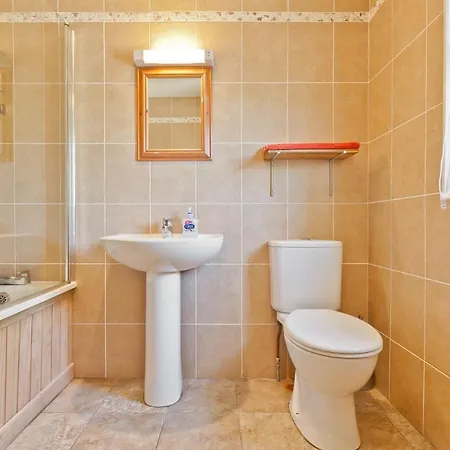 Bridge Cottages, Bridge House & Bridge Suite, Sleeps 12