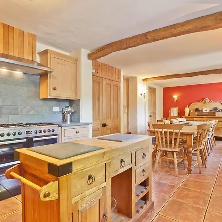 Nyaraló Bridge Cottages, Bridge House & Bridge Suite, Sleeps 12