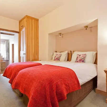 Nyaraló Bridge Cottages, Bridge House & Bridge Suite, Sleeps 12