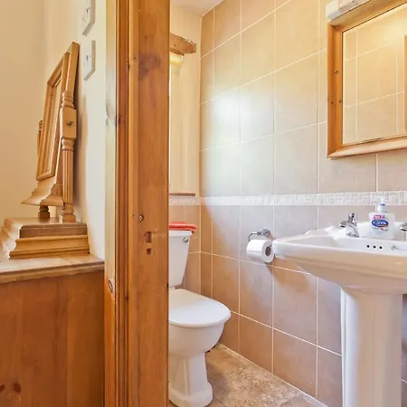 Nyaraló Bridge Cottages, Bridge House & Bridge Suite, Sleeps 12 Coniston