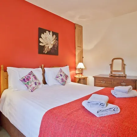 Nyaraló Bridge Cottages, Bridge House & Bridge Suite, Sleeps 12 *