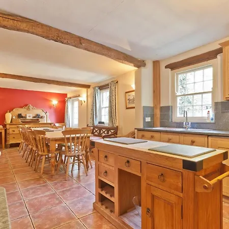 Nyaraló Bridge Cottages, Bridge House & Bridge Suite, Sleeps 12
