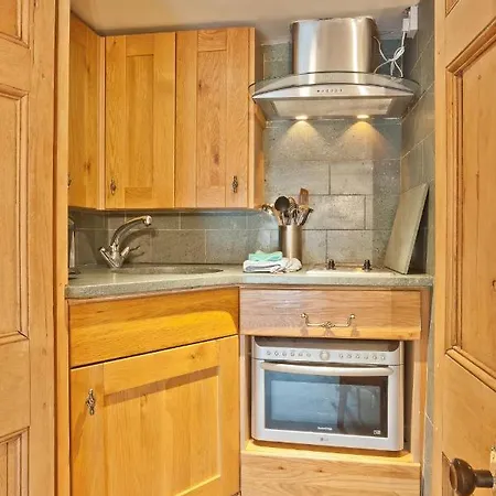 Bridge Cottages, Bridge House & Bridge Suite, Sleeps 12 別荘
